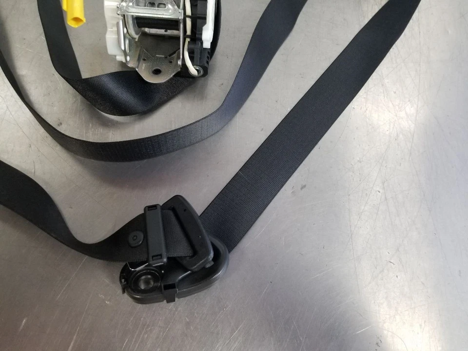 11 2011 BMW Z4 FRONT SEAT BELT RETRACTOR BLACK RIGHT PASSENGER - Image 4 of 4