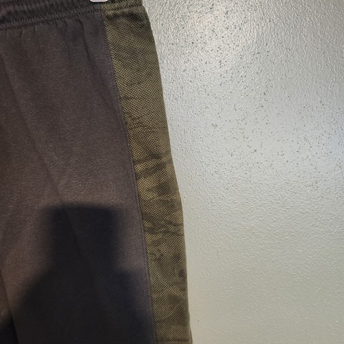 Youth XL Green Under Armour Sweatpants - Camo Stripes Down The Sides - Picture 6 of 6