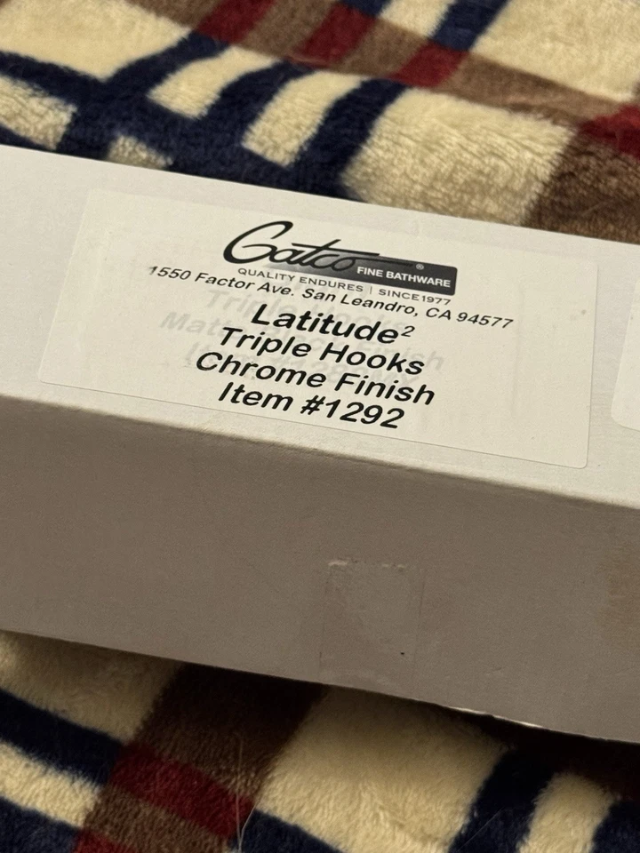 Gancho triple bata decoración moderna Gatco Latitude II en níquel satinado Foto 2 de 4