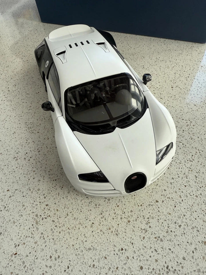 1/18 AutoArt  Bugatti Veyron Super Sport Pur Blanc Edition  70933  - Image 3 of 4
