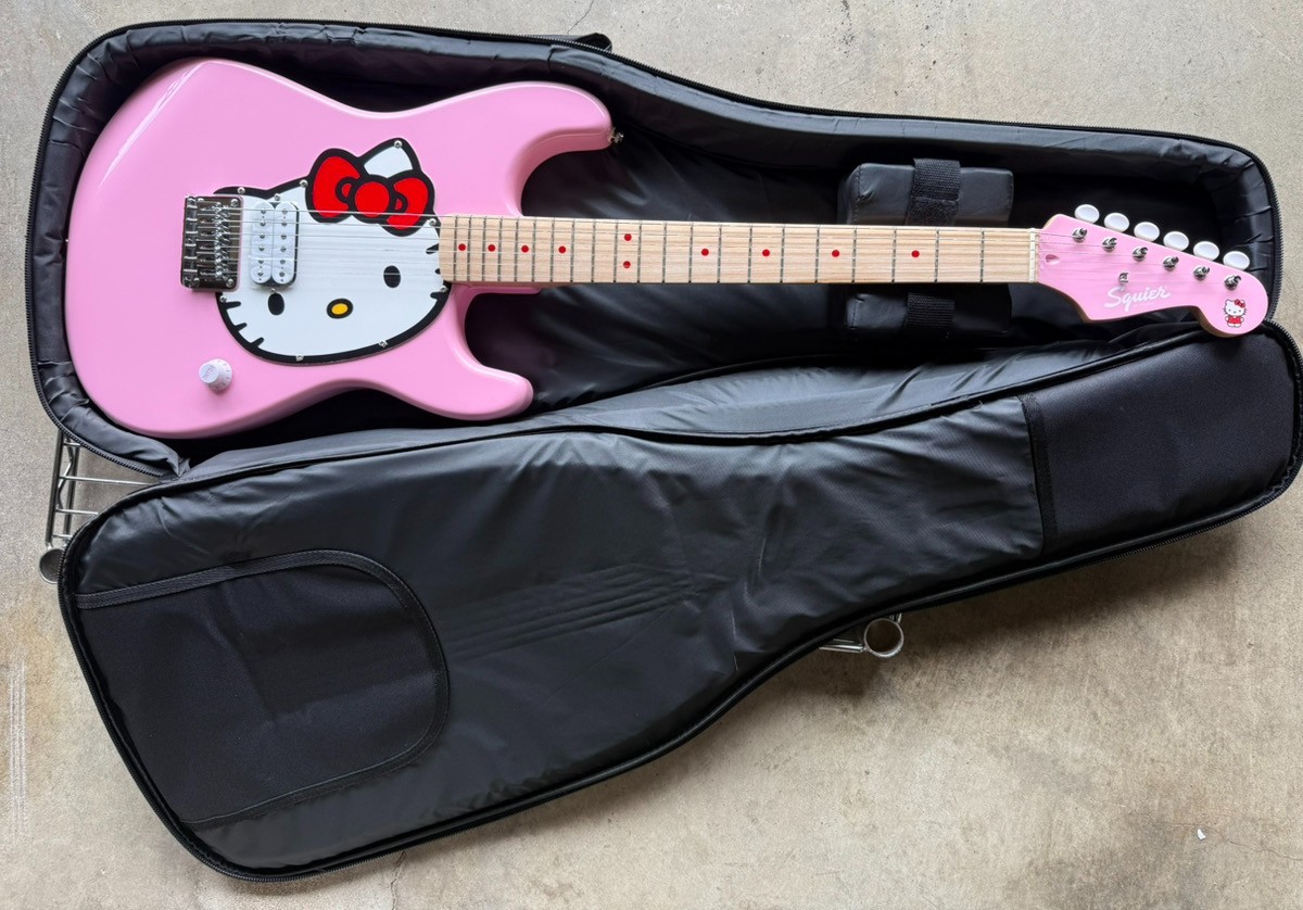 SQUIRE ピンク色　エレキギターギター　fenderコラボ！ Fender Hello Kitty 50th Anniversary Squire Electric Guitar Pink