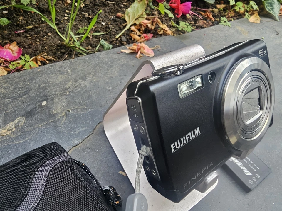 Fujifilm Digital Camera FinePix F100fd 12.0MP Black Tested, photo 2 of 5