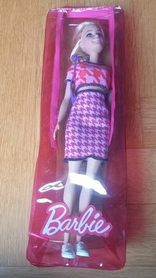 Barbie Puppe im Top, Rock und Turnschuhen mit Fotoapparat 