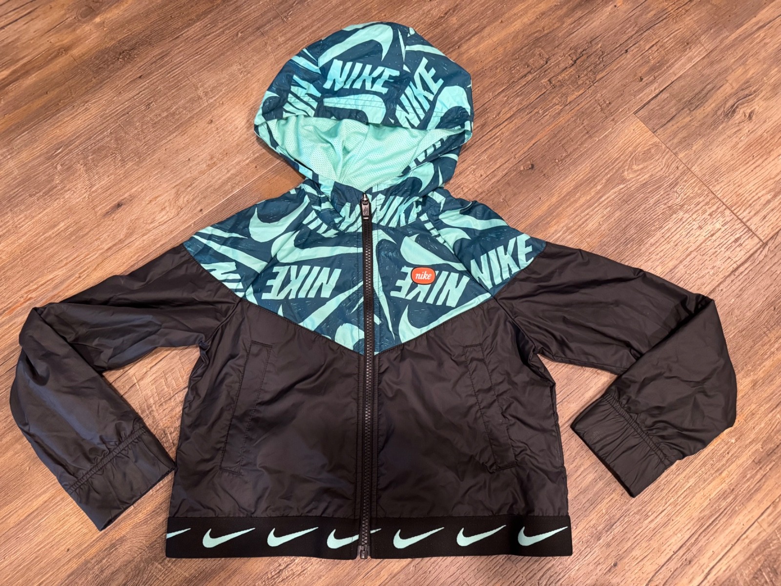 SACAI X NIKE Giacca a vento Nike Windrunner da bambino nuova senza etichette verde acqua nero taglia M