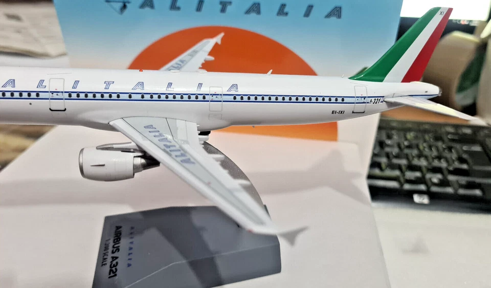Alitalia Airbus A321 EI-IXI Retro Liv - Scala 1:200 - InFlight 200 IF321AZ0522 - Immagine 4 di 4