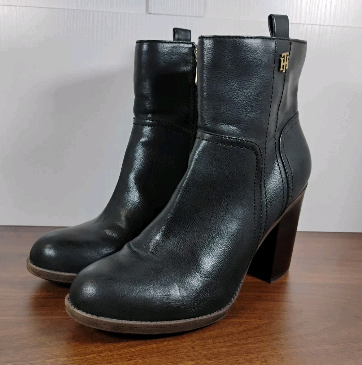 Tommy Hilfiger Women's Darcell Boots Size 9 Side Zip Bootie Black Gold Block Hee