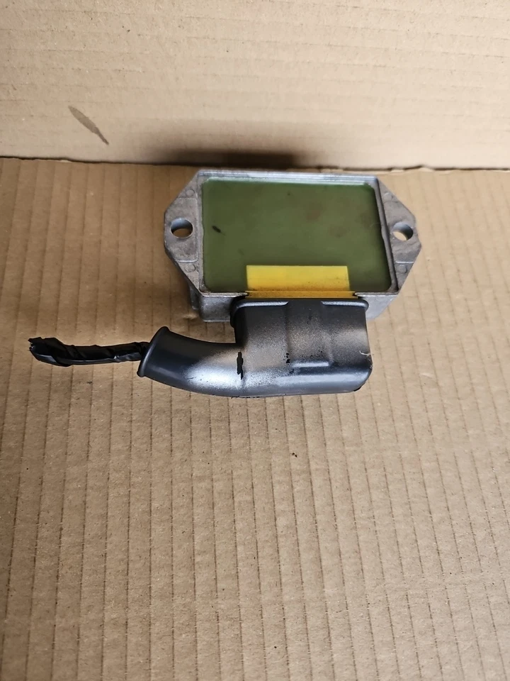 Vespa Piaggio ET2 50CC REGULADOR DE VOLTAJE RBC100.01 Magneti Marelli 2004 Foto 4 de 4