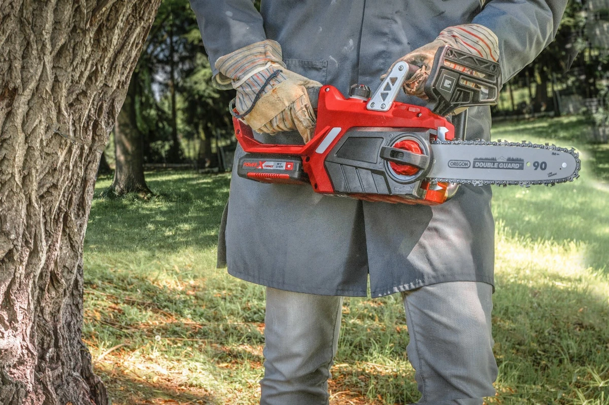 Einhell cordless chainsaw: Trimming trees made easy