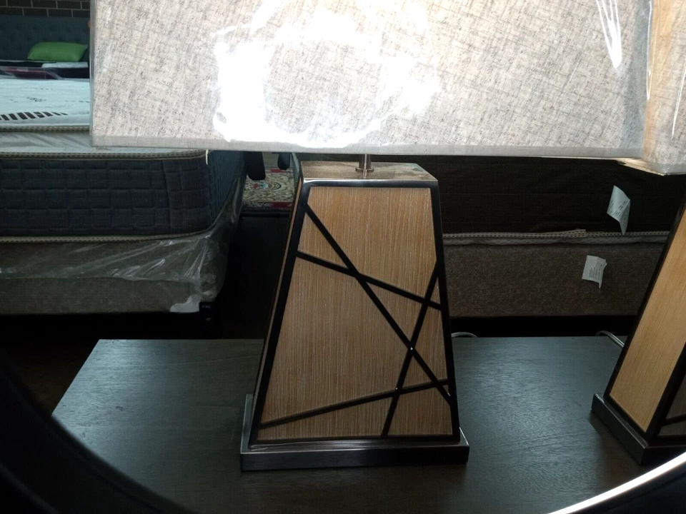 PAR DE LÁMPARAS DE MESA TRAPEZOIDALES DE BAMBÚ/PLATA DE DISEÑO ROBERT ABBEY SOLAMENTE (MODERNAS) Foto 3 de 4