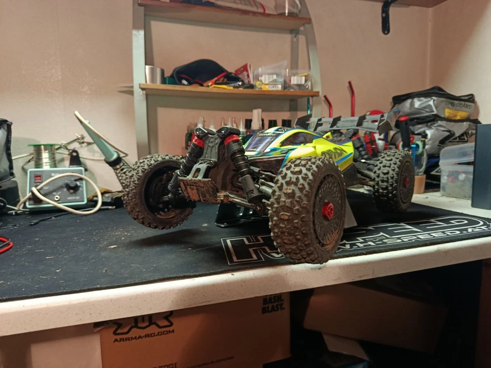 Arrma ARA4306V4T2 1:8 TYPHON 223S BLX Brushless 4X4 Buggy RTR mit DSC Gelb - Bild 4 von 4