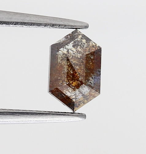 Diamant Brut Naturel 1.82 Carats – Forme Octaèdre, Couleur Grisâtre Marron Brillant, Certifiable