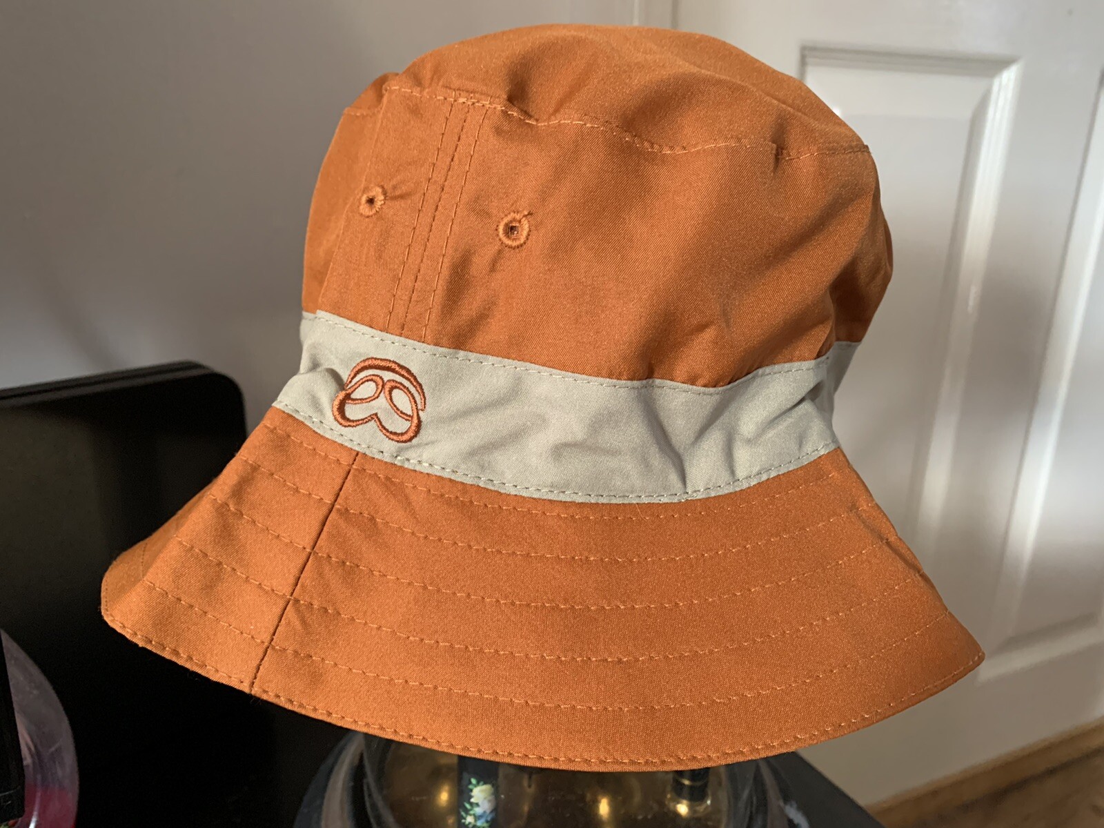 Sombrero con cubo de lluvia Parimex Vogue Edward & Edward festival moda bajo la lluvia M&G