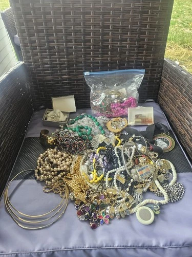 Vtg  SCRAP JUNK Costume Jewelry Lot Craft,Harvest,Repurpose,Salvage Broken #B