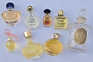 8 Jolies flacons à parfum anciens divers avec bouchons d'origine / Collection