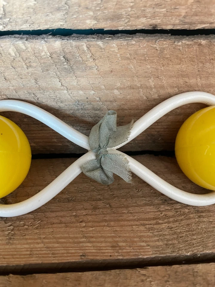 Hochet ancien en celluloïd - Photo 2/4