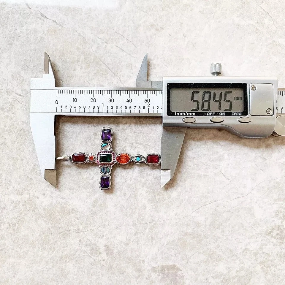 Colgante de cruz de plata de ley 925 con varios detalles de piedras preciosas Foto 3 de 4