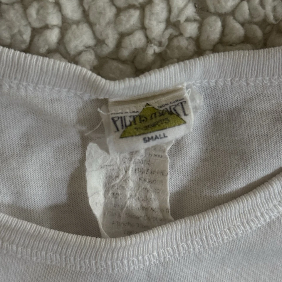 Camiseta Filth Mart Unisex Pequeña Hotel San Cristóbal Sur Puntada Única Hecha en EE. UU. Foto 4 de 4