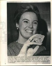 1970 Press Photo Natalie Baumer holds diamond "Light of Peace" in New York