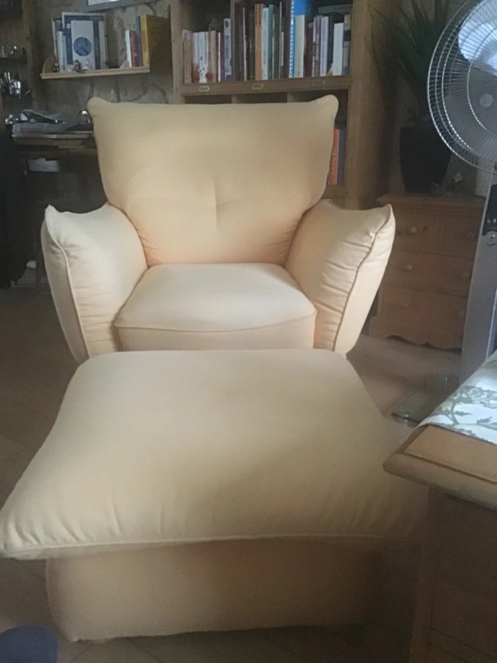 FAUTEUIL, COULEUR JAUNE, BON ÉTAT, EN MAIN PROPRE. - Photo 1/1