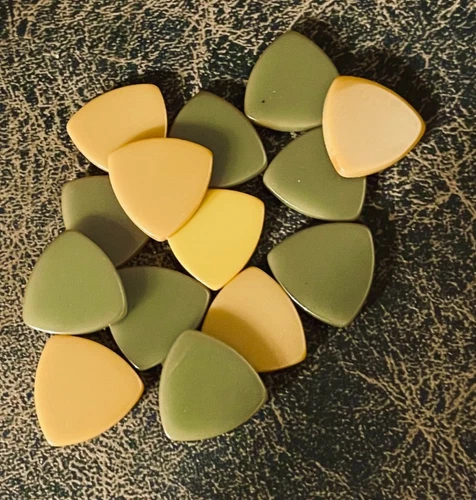 13 VINTAGE BAKELITE GUITAR PICKS-TESTED-CRAFTS-JEWELRY COMPONENTS-KHAKI-MUSTARD