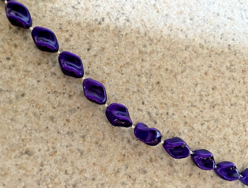 VINTAGE PURPLE 20" BEADED LUCITE NECKLACE