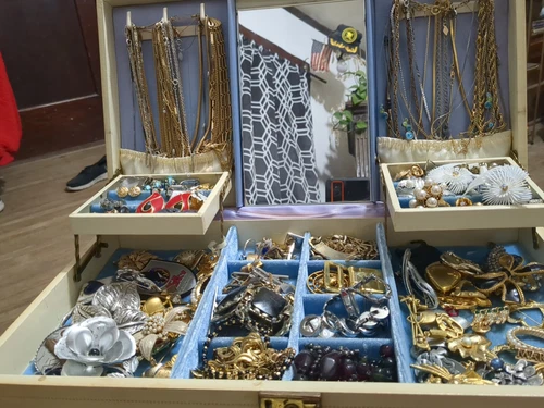 ÉNORME lot de bijoux !! Très belles pièces toutes signées. Tout portable