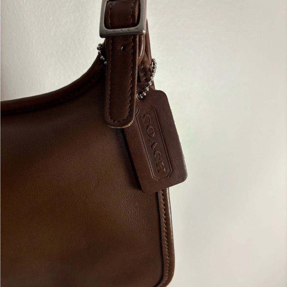 Bolso Coach Vintage Cuero Marrón Delgado Mini Hippie con Solapa Foto 4 de 4