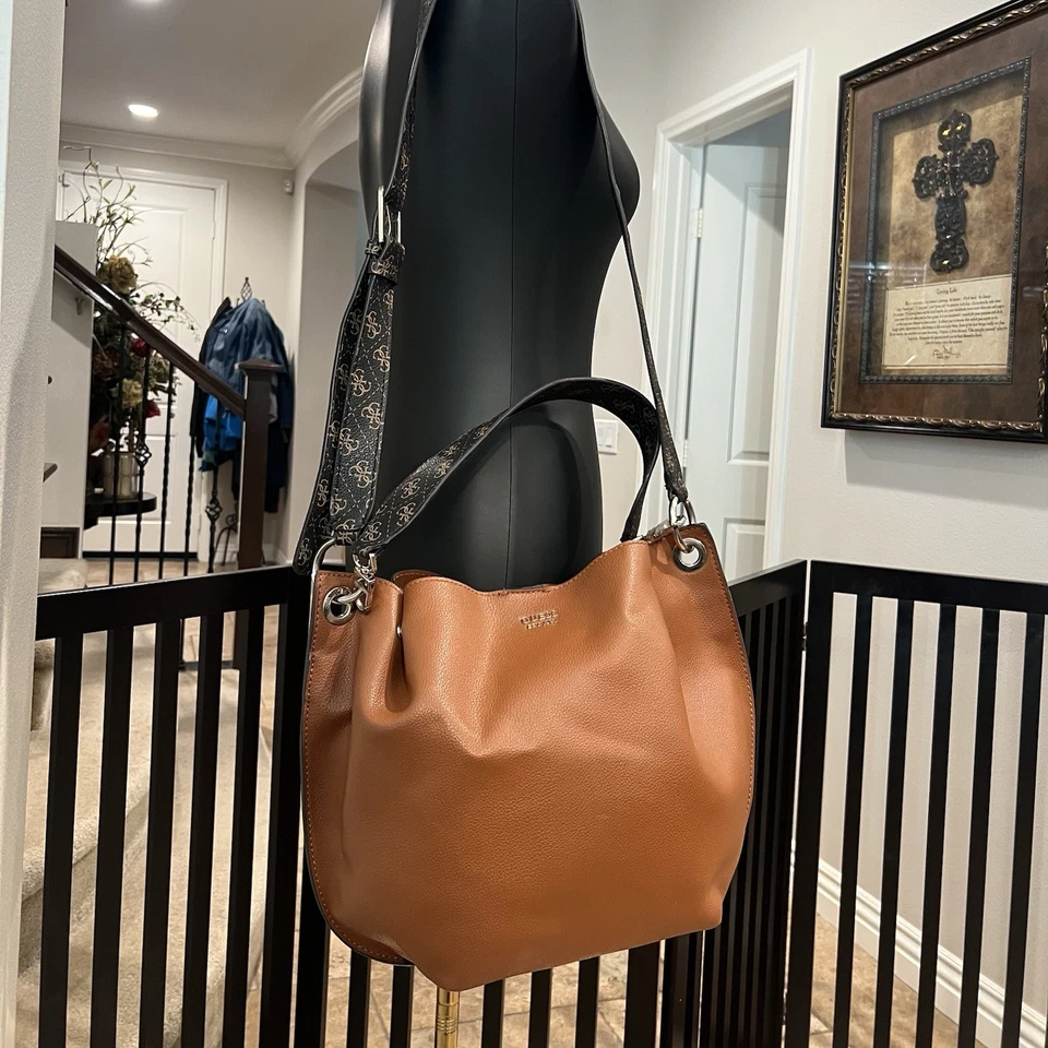 GUESS 水饺包 斜挎包 钱包 白兰地 素食皮革 单肩包 女式 手提包 — 第 2/4 张图片