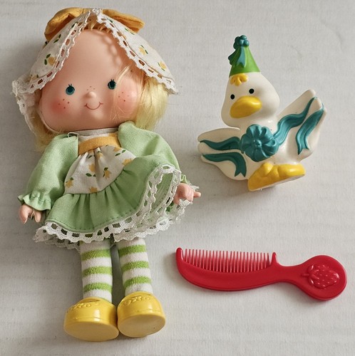 Mint Tulip with a Shovel Strawberry Shortcake Miniature Figurine | Brown Eyed Rose