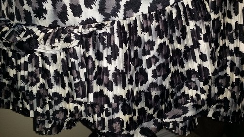 Falda DKNY JEANS negra/gris estampada de guepardo en niveles talla MD Usada en excelente condición - ¡Imprescindible! - Imagen 2 de 6