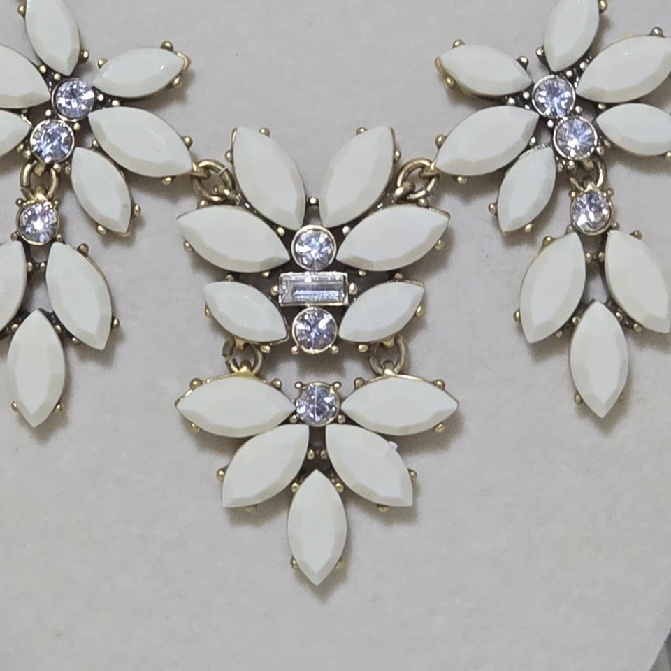 J. Collar Crew Crema y Estrás Declaración Floral Boho Princesa Occidental Foto 2 de 4