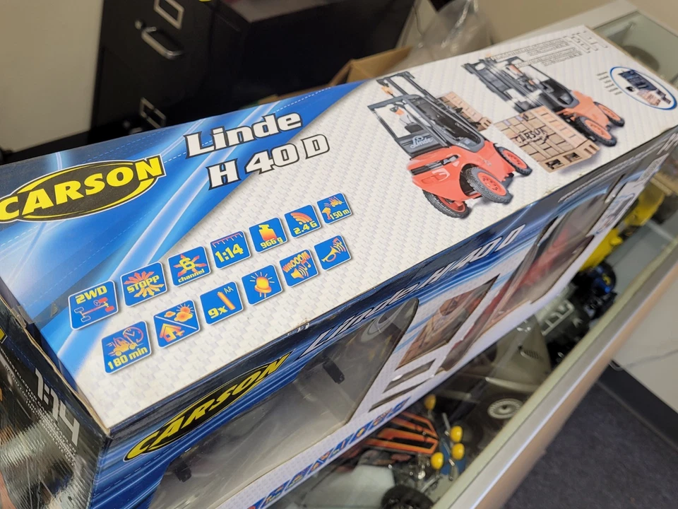 Carson 1/14 Functional model Linde H 40 D forklift truck with Remote Control - Image 4 of 4