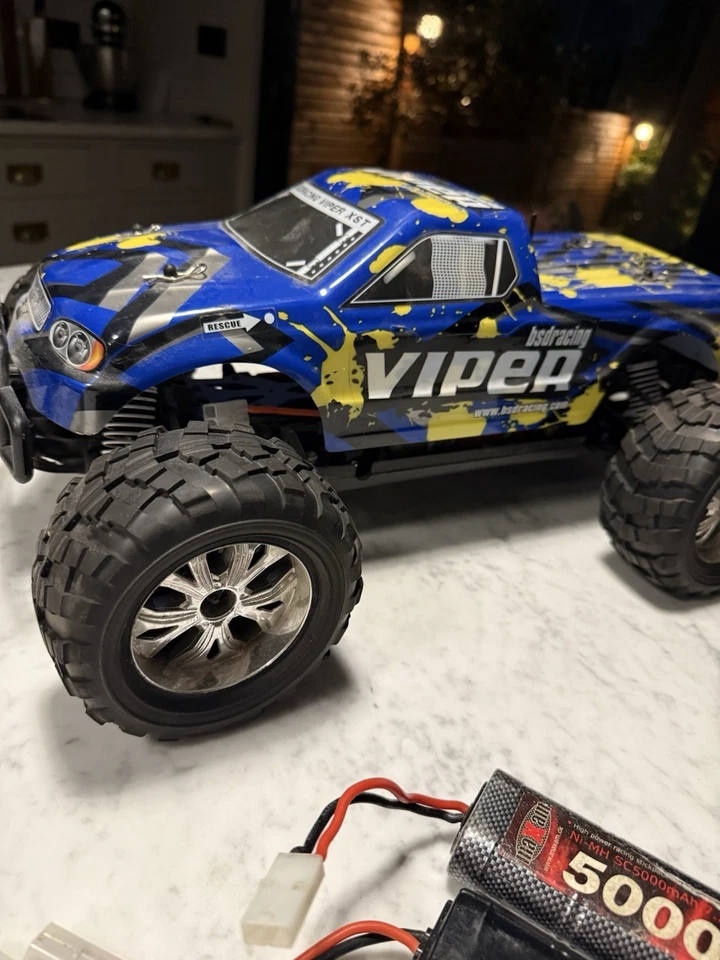BSD Racing Viper XST 4x4 Remote Control Car And 3 Battery packs - Image 2 of 4