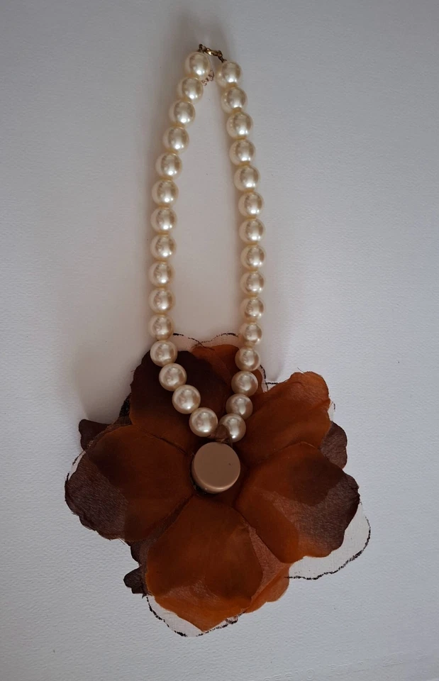 Collana in perle sintetiche con pendente a rosa in tessuto e in velo dipinto  - Immagine 4 di 4