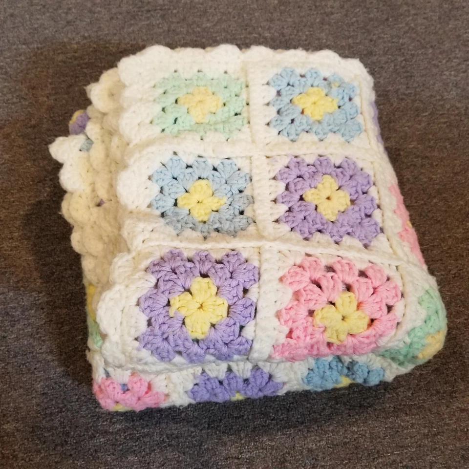 Crochê afegão 50×50 branco com flores roxas, azuis, rosa e verdes TXA - Imagem 2 de 4
