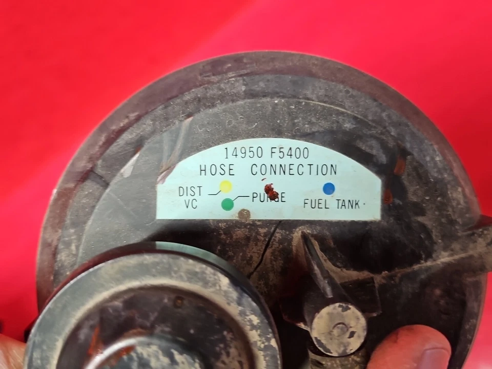 Bote de emisiones de vapor de carbón 89-94 Nissan D21 / 93-95 Pathfinder 3,0 L V6 Foto 4 de 4