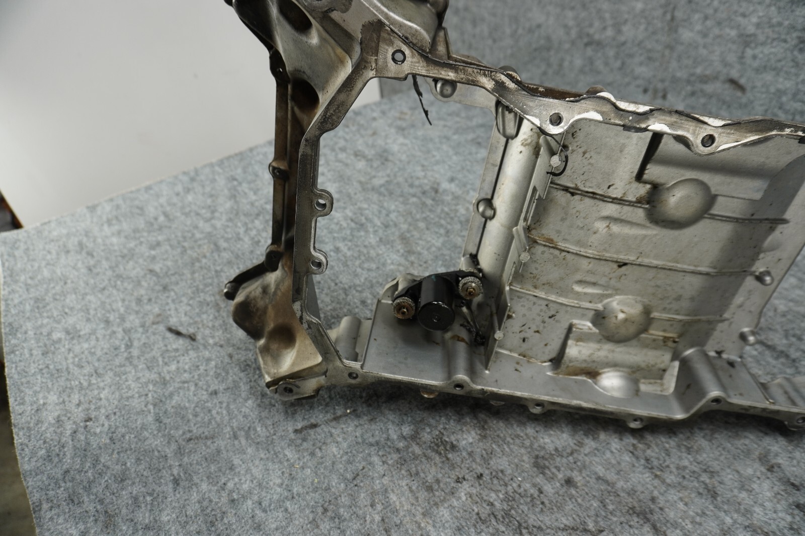 OEM 08-15 W204 C63 AMG Upper Oil Pan Housing Sump A1560142302 for 