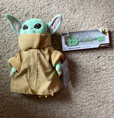 The Child Plush& Collectible Key Bundle Star Wars The Mandalorian 11-Inch Plush