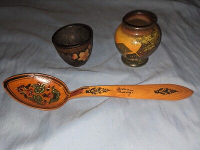 Vintage Holzobjekte. Handgeschnitzter bemalter Löffel, kleine Vase und kleiner Topf