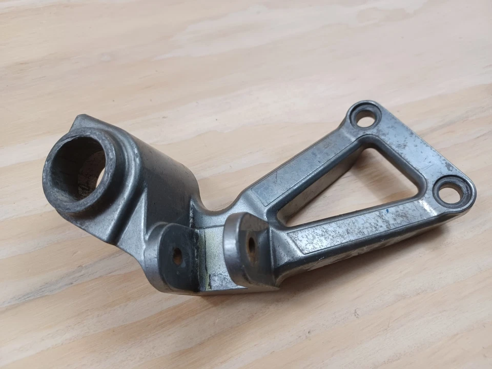(D) Kawasaki ZX6R F1 F2 F3 Ninja 1995 - 1997 Rear Right Pillion Hanger Mount - Image 3 of 4