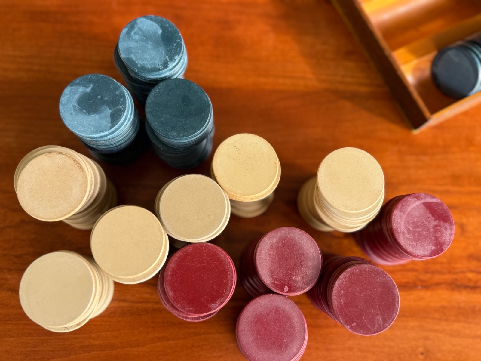 600 Vintage Antique Smooth Clay Poker Chips with Wood Holders and Trays