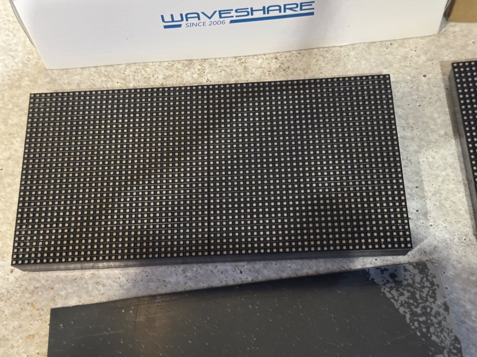 Matrice LED P3 Waveshare 32x64 afficheur électronique programmable 5V 10A