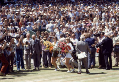 Martina Navratilova and Chris Evert-Lloyd both of the USA curtsey - Old Photo