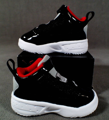 Air Jordan Max Aura 2 Black/gym red-white-wolf grey child Size 4c