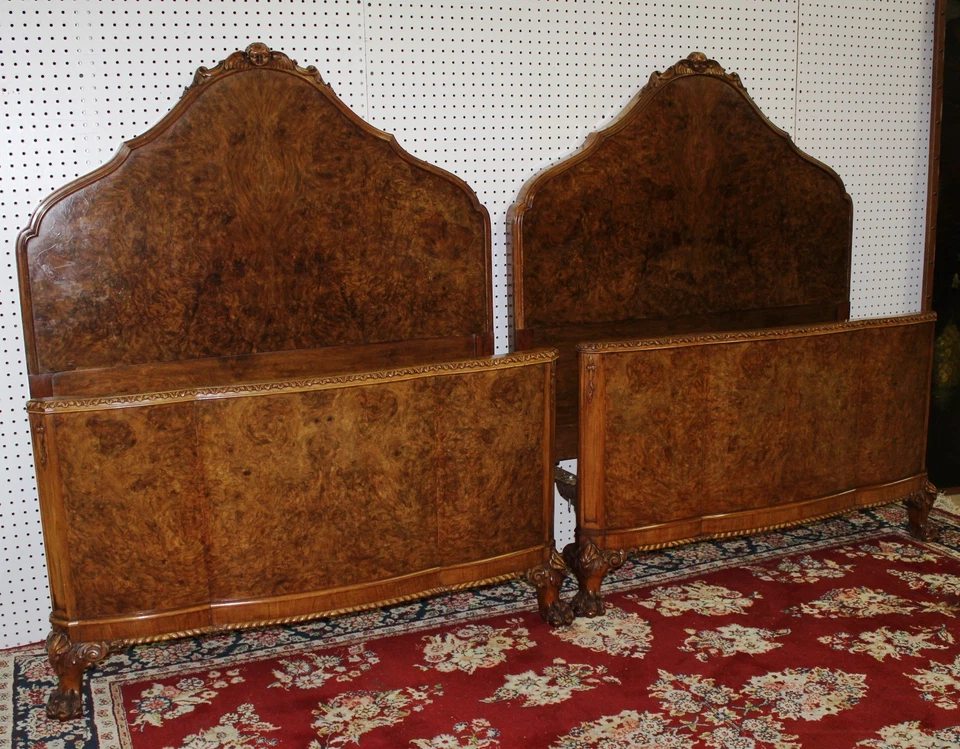 Antiguo juego de dormitorio de 7 piezas de nogal burl con patas francesas de garra de campo C1920 Foto 4 de 4