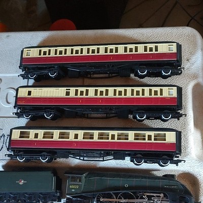 Hornby HO Gauge British Railways Mark 1 Passenger Cars Set of 3 Cream Red
