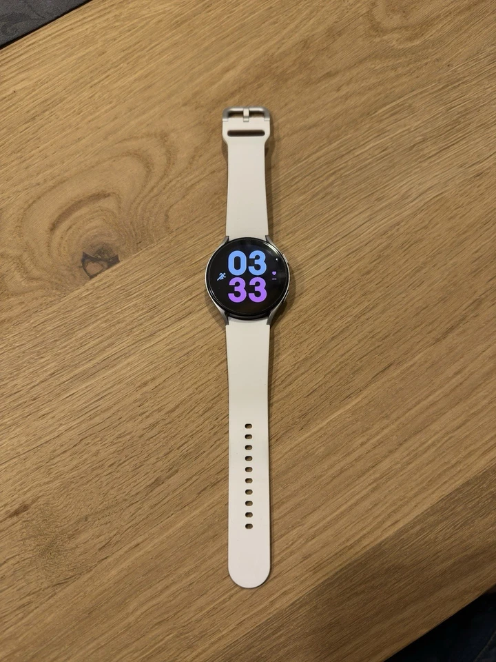 Samsung Galaxy Watch 5 44mm Aluminiumgehäuse-Silber mit Sportarmband in Weiß - Bild 1 von 4