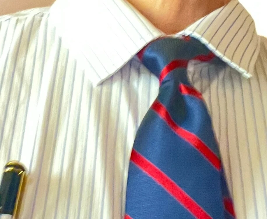 Corbata delgada Never Been Kissed Oak Island azul y rojo a rayas Foto 4 de 4