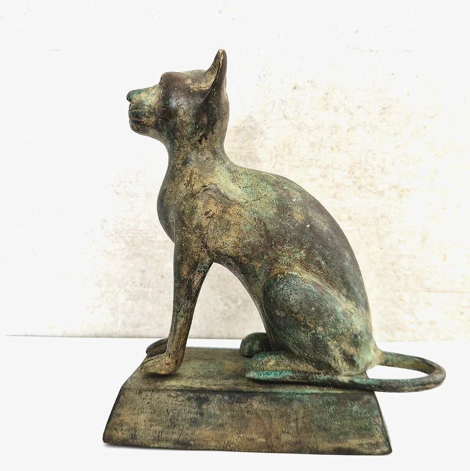 Sculpture animalière ancienne en bronze patiné: "Chat assis". - Photo 2/4