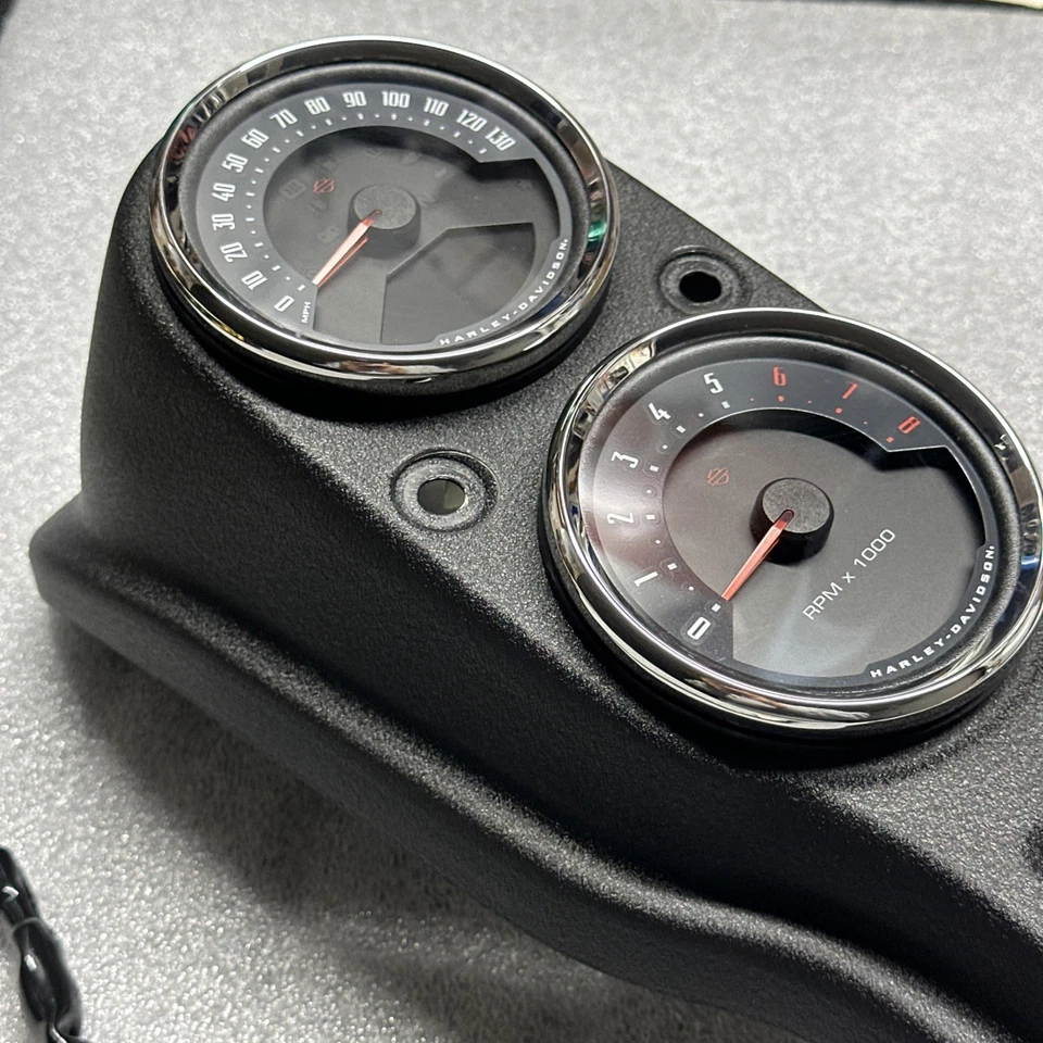 2022 原始设备制造商 Harley Low Rider FXLRS Speedo Tach 规格安装皱纹黑色 - 70900697B — 第 2/4 张图片
